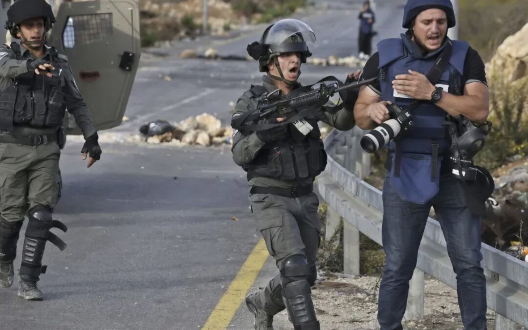 النقابة: احتجاز الصحفيين ومنعهم من التغطية يهدف لحجب الحقيقة والأدلة على جرائم الاحتلال