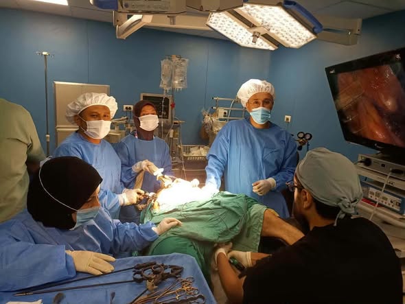 د. أبو سلمية… شراكة الطواقم المحلية والوفود الطبية الدولية تصنع فارقًا في إنقاذ حياة المرضى