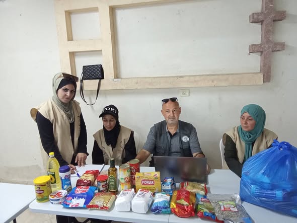 هيئة فلسطين العربية للإغاثة والتنمية الأهلية تنفذ حملة توزيع طرود غذائية لاهالي غرب غزة