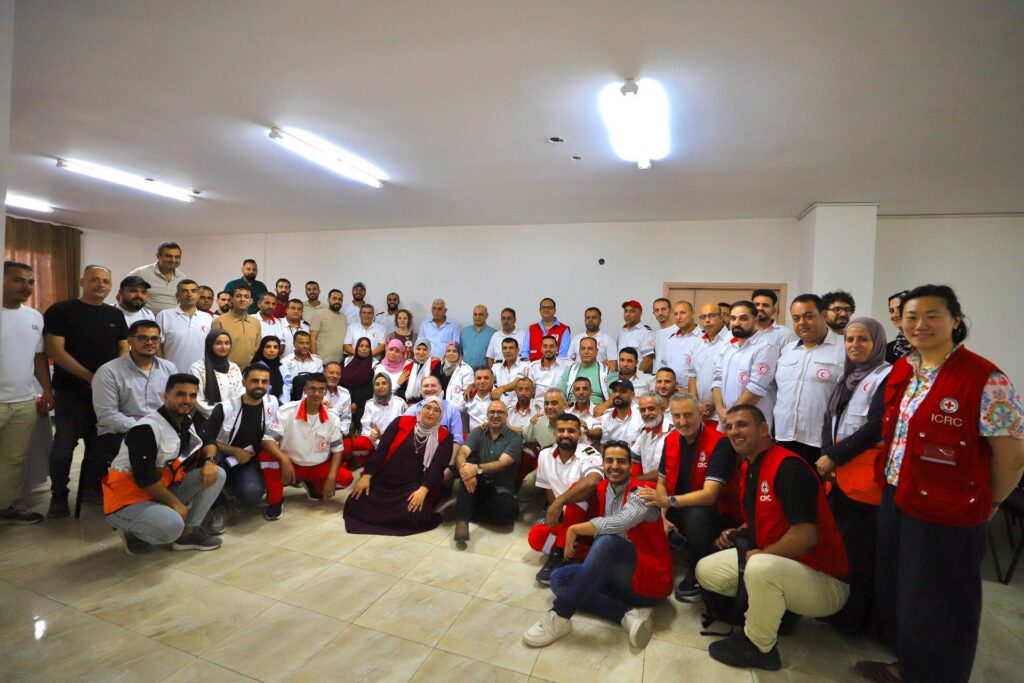 تزامناً مع اليوم العالمي للعمل الإنساني: الهلال الأحمر الفلسطيني واللجنة الدولية للصليب الأحمر يكرّمان طواقم الإسعاف وإدارة الكوارث في غزة.