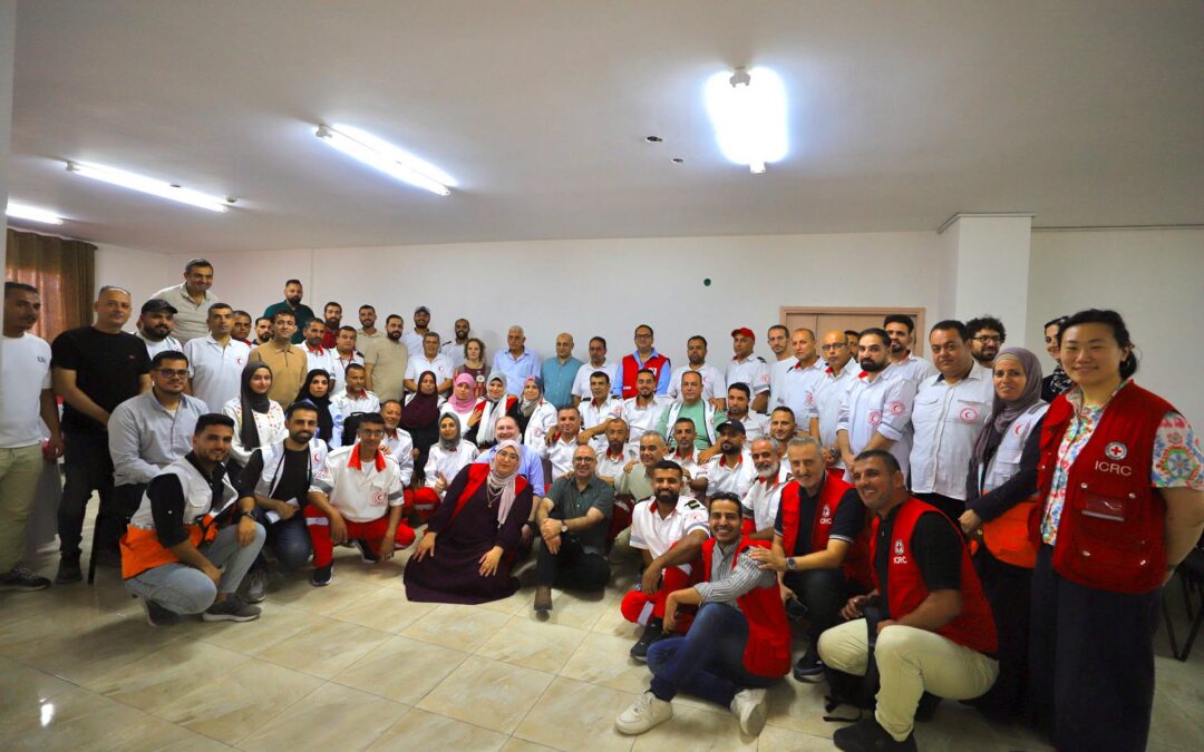 تزامناً مع اليوم العالمي للعمل الإنساني: الهلال الأحمر الفلسطيني واللجنة الدولية للصليب الأحمر يكرّمان طواقم الإسعاف وإدارة الكوارث في غزة.
