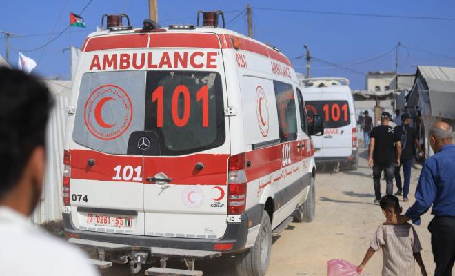 الهلال الأحمر: إجلاء 38 مريضاً و53 مرافقاً للعلاج خارج غزة عبر معبر رفح