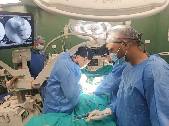 الصحة:  نجاح جراحة دقيقة لمصاب بكسر خطير في العمود الفقري بمجمع الشفاء الطبي رغم شح الامكانيات