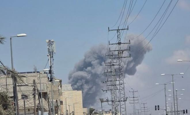 غزة – استشهاد طفل ومواطن وإصابة 7 آخرين في غارة جوية إسرائيلية