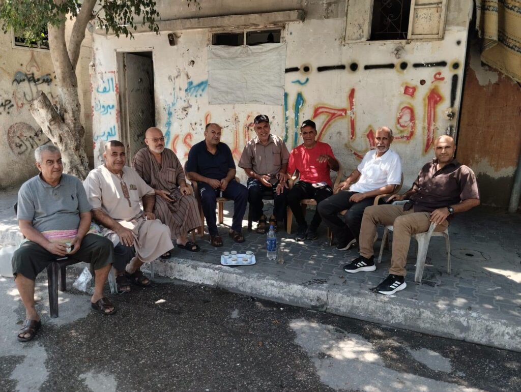 ملتقى “الزمن الجميل” بالنصيرات يزور الكابتن القدير عبد الرحيم المغاري