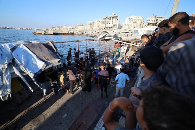 غارة ميناء غزة تفتح سجالاً حول مستقبل وقف إطلاق النار ومطالب فلسطينية بتدخل الوسطاء