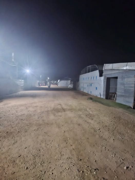 نازحو المخيم المصري نتساريم يطالبون انارة مخيمهم بالكامل