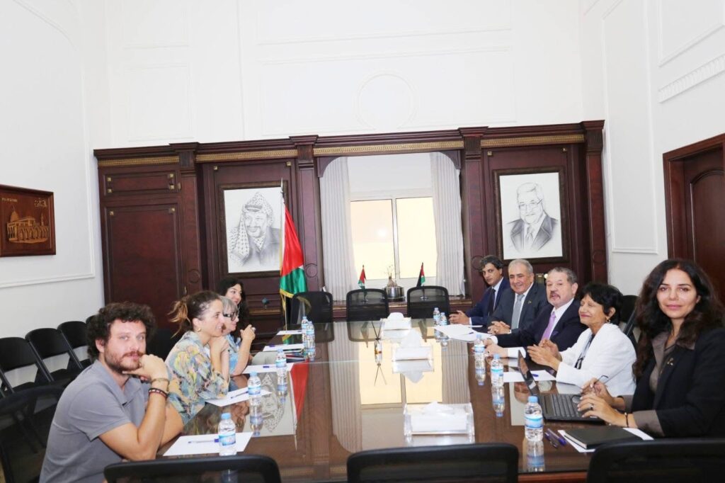 وفد أوروبي يزور سفارة دولة فلسطين في لبنان ويطّلع على أوضاع الفلسطينيين