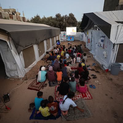 لحظات فرح وسط الحرب.. رسوم متحركة تخفف عن أطفال النصيرات أعباء النزوح