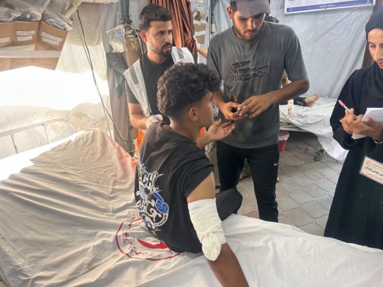 الاحتلال يغلق معبري رفح وكرم ابو سالم بحجة الأعياد والدفاع المدني ينتشل 13 شهيدا