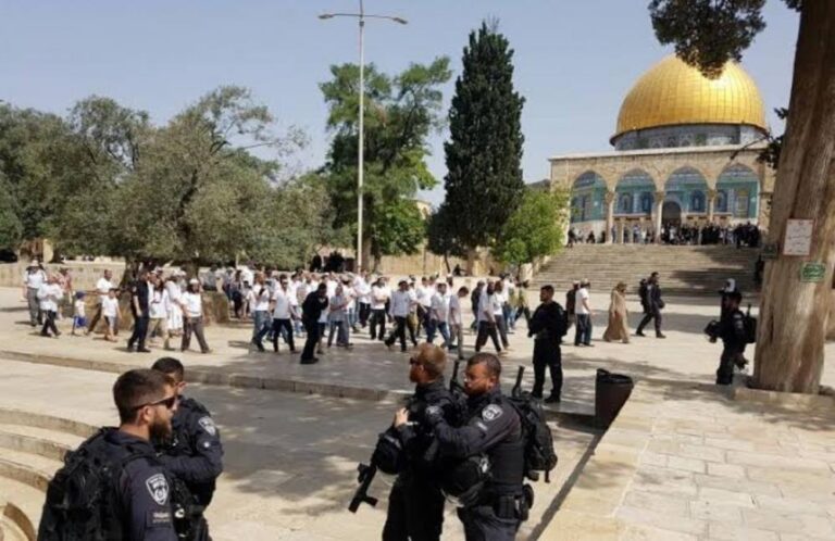 مع اقتراب الأعياد اليهودية الأقصى.. سباق إسرائيلي لفرض طقوس جديدة وتهويده تمهيدًا لإقامة “الهيكل”