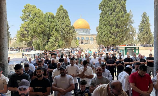 70 ألفا يؤدون الجمعة في المسجد الأقصى رغم إجراءات الاحتلال