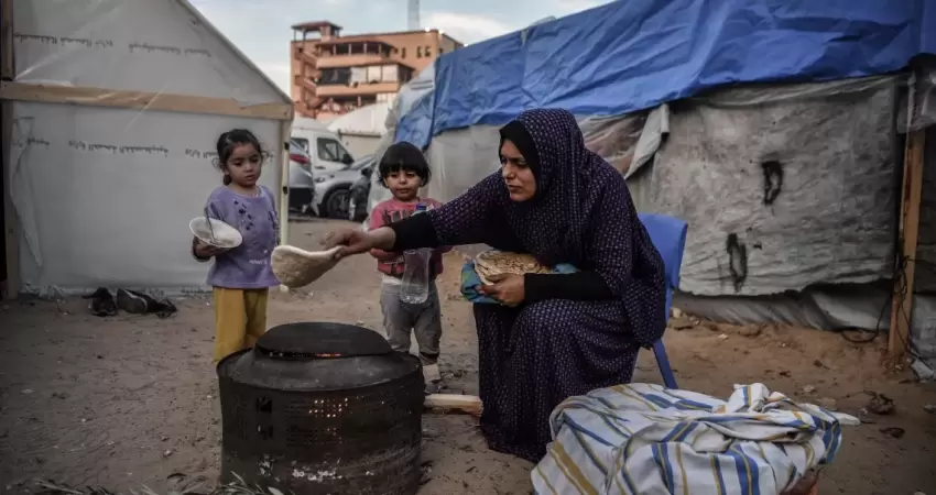 بين لهيب الحطب وشح المياه.. نساء غزة يسطرن ملحمة التدبير والوفاء فوق الركام