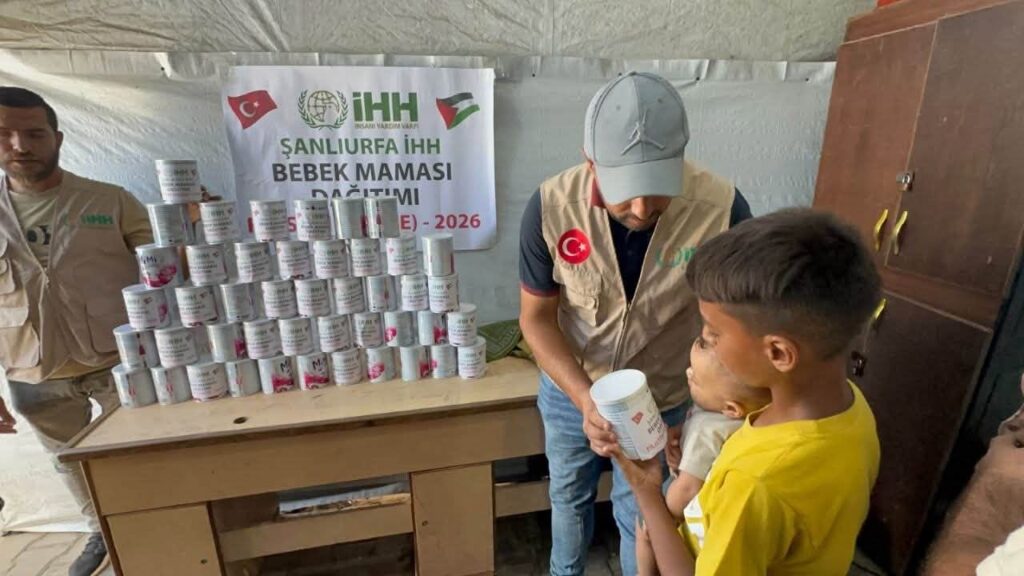 هيئة الاغاثة الانسانية التركية iHH توزيع حليب الأطفال على العائلات التي لديها رضع وتكافح من أجل البقاء في غزة.
