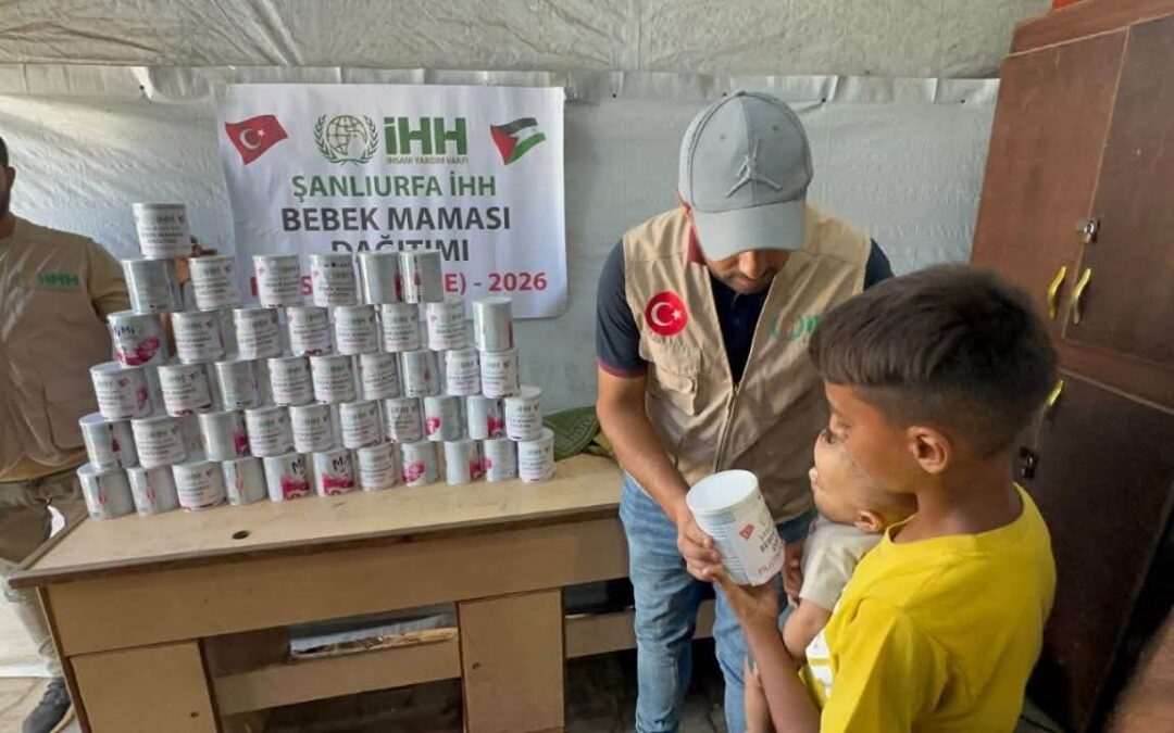هيئة الاغاثة الانسانية التركية iHH توزيع حليب الأطفال على العائلات التي لديها رضع وتكافح من أجل البقاء في غزة.