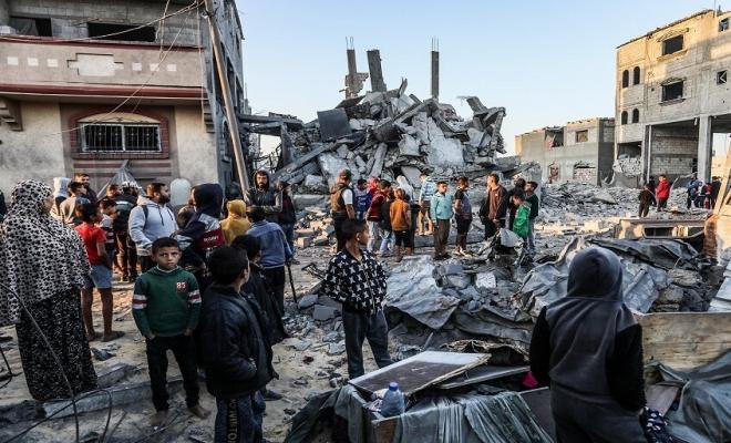 الدفاع المدني يَنشل رفات 12 شهيداً بالنصيرات وحي الزيتون بغزة