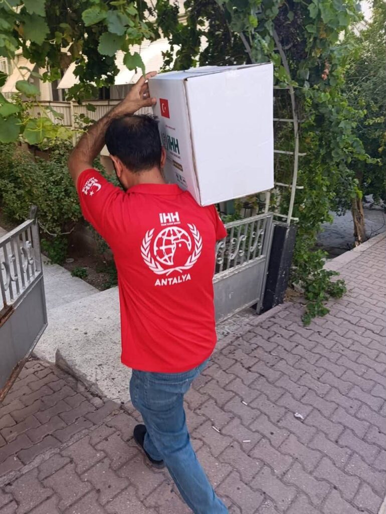‏هيئة الاغاثة الانسانية وحقوق الانسان والحريات بغزة تواصل ايصال السلل الغذائية للأسر المتعففة.