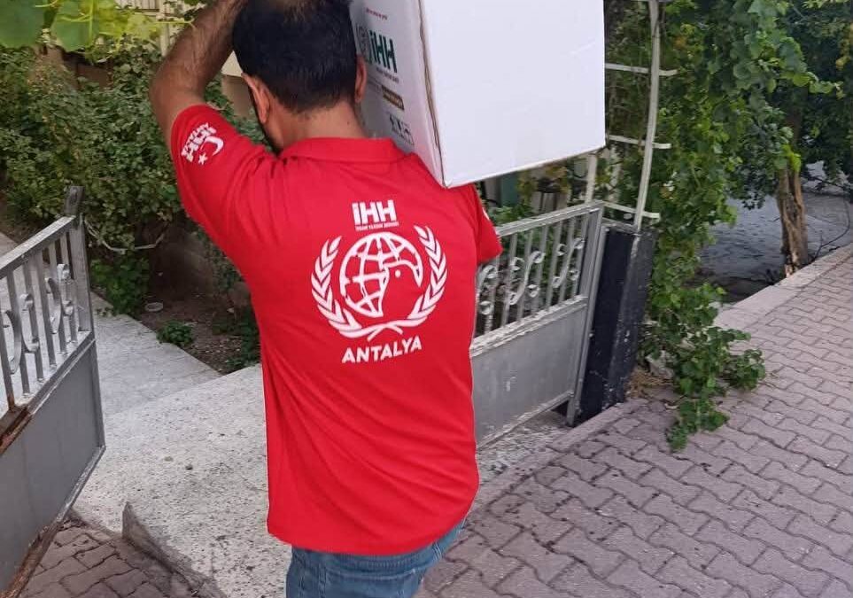 ‏هيئة الاغاثة الانسانية وحقوق الانسان والحريات بغزة تواصل ايصال السلل الغذائية للأسر المتعففة.