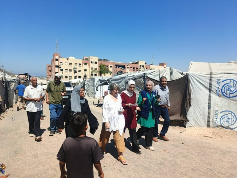 وفد رفيع من OCHA يطلع على أوضاع النازحين في مخيم أقصى 6