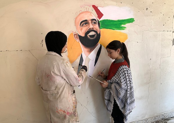 على أنقاض غزة.. الفنانة أسيل نسمان توثّق بالتشكيل مواقف دولية داعمة للفلسطينيين