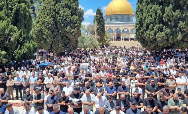 عشرات آلاف المصلين يؤدون صلاة الجمعة في الأقصى رغم معيقات الاحتلال