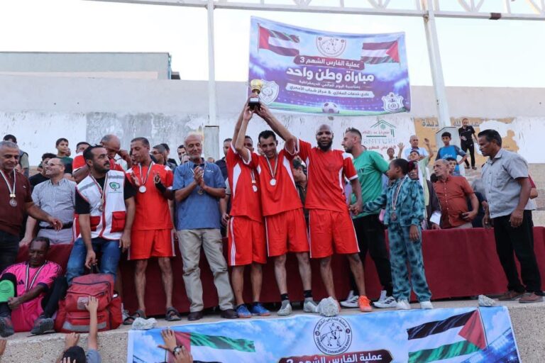 “وطنٌ واحد” يجمع غزة والضفة في أُمسية كروية استثنائية على أرض مخيم المغازي.