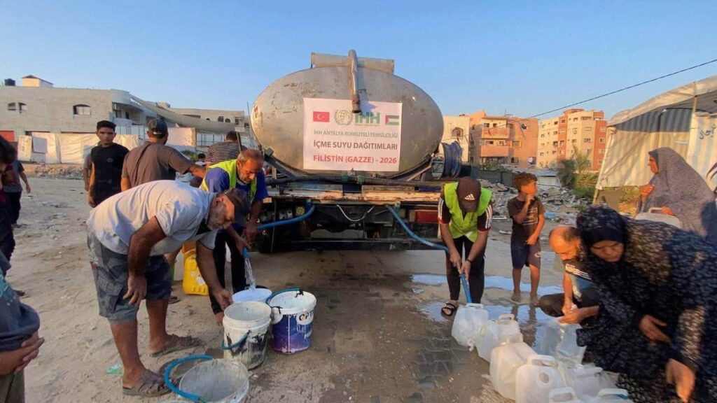 هيئة الاغاثة التركية وحقوق الانسان والحريات iHH تواصل توزيع مياه الشرب في غزة
