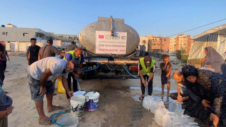 هيئة الاغاثة التركية وحقوق الانسان والحريات iHH تواصل توزيع مياه الشرب في غزة