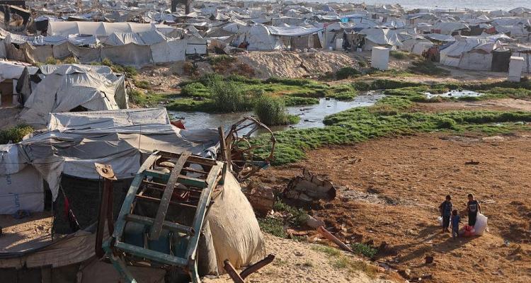 غزة أمام كارثة بيئية صامتة.. 55 ألف متر مكعب من الصرف الصحي بلا معالجة يوميًا