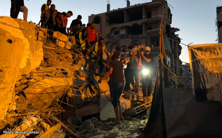 21 شهيداً من بينهم 12 طفلاً و5 سيدات و45 مصاب في انهيار مبنى سكني متضرر في مدينة غزة