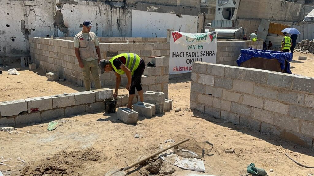 هيئة الاغاثة الانسانية التركية iHH وحقوق الانسان والحريات تضع حجر الأساس لـ “المدرسة الثالثة” في قطاع غزة