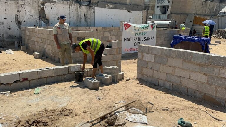 هيئة الاغاثة الانسانية التركية iHH وحقوق الانسان والحريات تضع حجر الأساس لـ “المدرسة الثالثة” في قطاع غزة