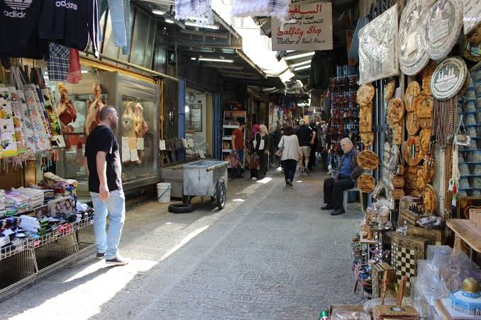 تجـار البلدة القـديمة يأملون استمرار الهدوء مع اقتراب الأعياد