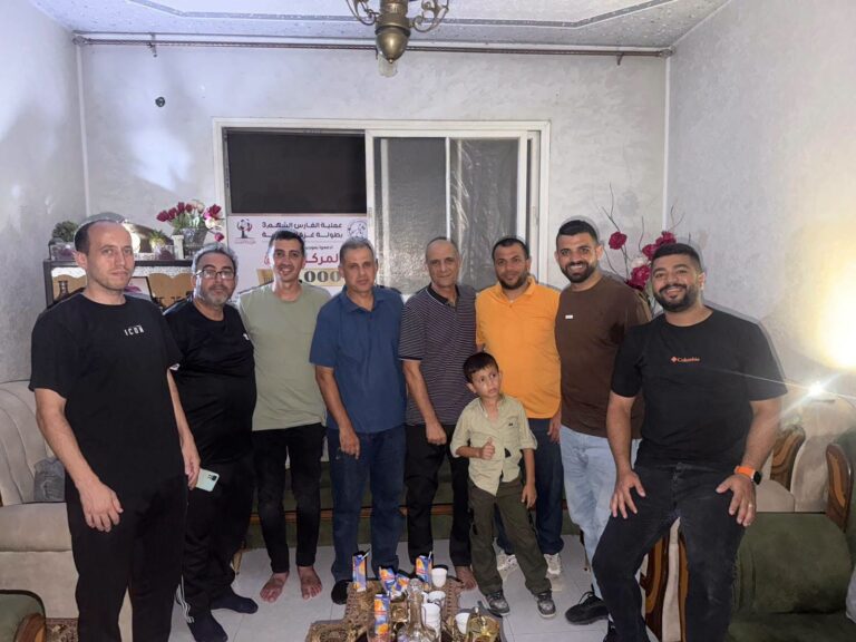 “خارج الخطوط” تكرم الرمز الرياضي الكابتن إبراهيم زكري في مخيم المغازي