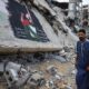 جدارية في ركام غزة.. فنانون يكرّمون ماكليمور لمواقفه الداعمة لفلسطين