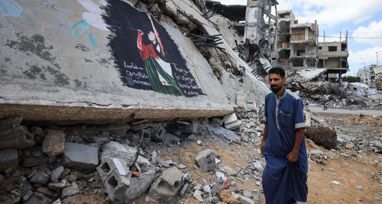 جدارية في ركام غزة.. فنانون يكرّمون ماكليمور لمواقفه الداعمة لفلسطين