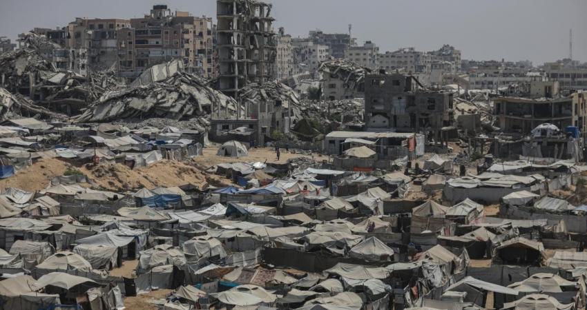 خيام غزة… عائلات نازحة تخسر جدران الخصوصية