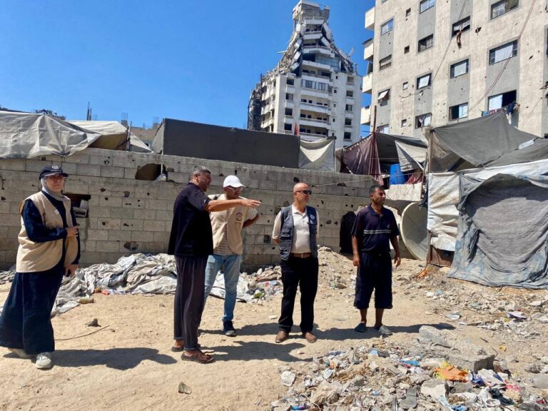 هيئة فلسطين العربية للاغاثة والتنمية الاهلية تنظم زيارة ميدانية إلى مخيم الحرية