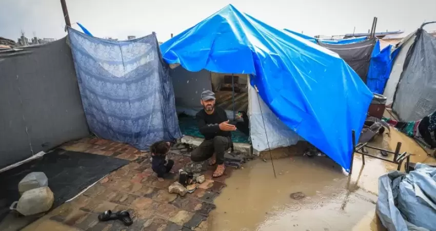 شتاء غزة الخامس.. خيام بالية تترقب الغرق ومناشدات عاجلة لإنقاذ النازحين
