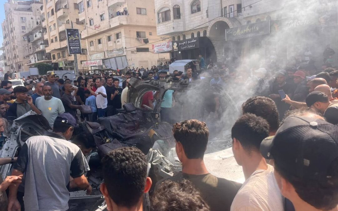 غزة : شهيدان و13 جريحاً بغارة إسرائيلية استهدفت مركبة مدنية