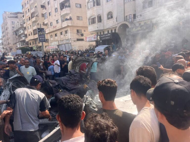 غزة : شهيدان و13 جريحاً بغارة إسرائيلية استهدفت مركبة مدنية