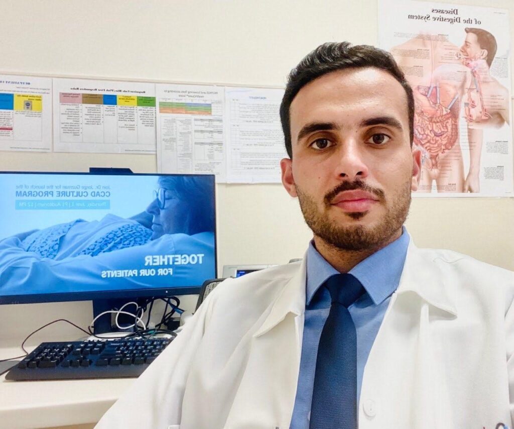 يدٌ تطبب ويدٌ تعمر .. الطبيب حمزة أبو دقة: جمع بين مداواة الجراح وتحويل الركام إلى حياة