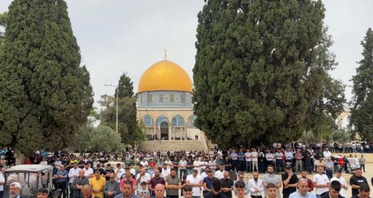 عشرات الآلاف يؤدون صلاة الجمعة في الأقصى رغم عراقيل الاحتلال
