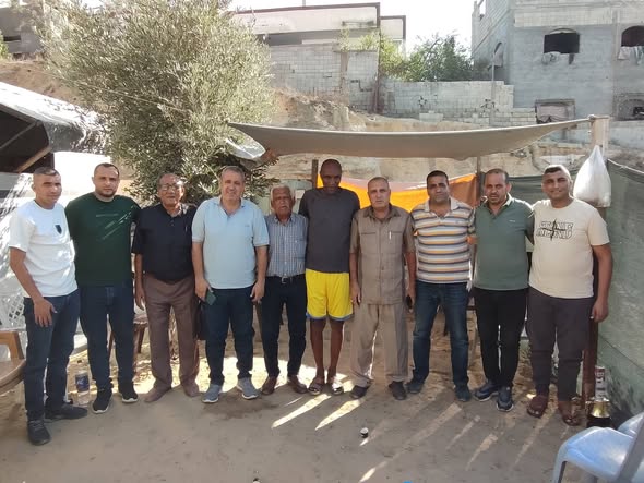 وفد الجمعية الفلسطينية لقدامى الرياضيين يزور الكابتن رياض بريك ويطالب بتسريع تحويلته المرضية