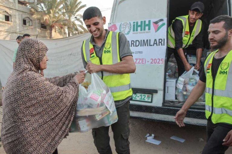 هيئة الاغاثة الانسانية التركية iHH تواصل ايصال السلل الغذائية للأسر المتعففة في غزة