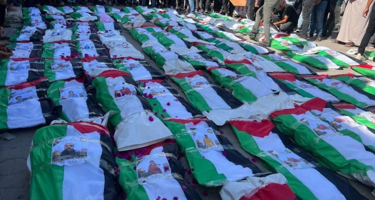 في جنازة جماعية.. حي الزيتون يدفن جثامين عائلات انتُشلت من الركام ويرسل 70 طيرًا إلى السماء