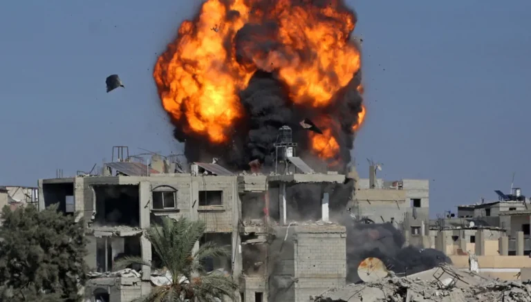 الاحتلال يقتل 10 فلسطينيين منهم زوجان وطفليهما ويصيب عشرات المدنيين في غزة