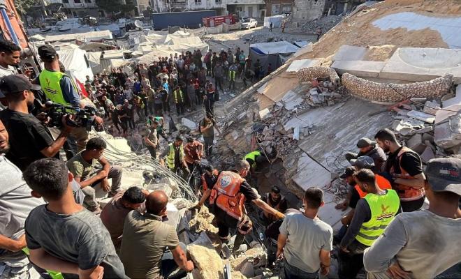 20 شهيدا وعشرات المفقودين في انهيار عمارة سكنية تؤوي نازحين غرب غزة