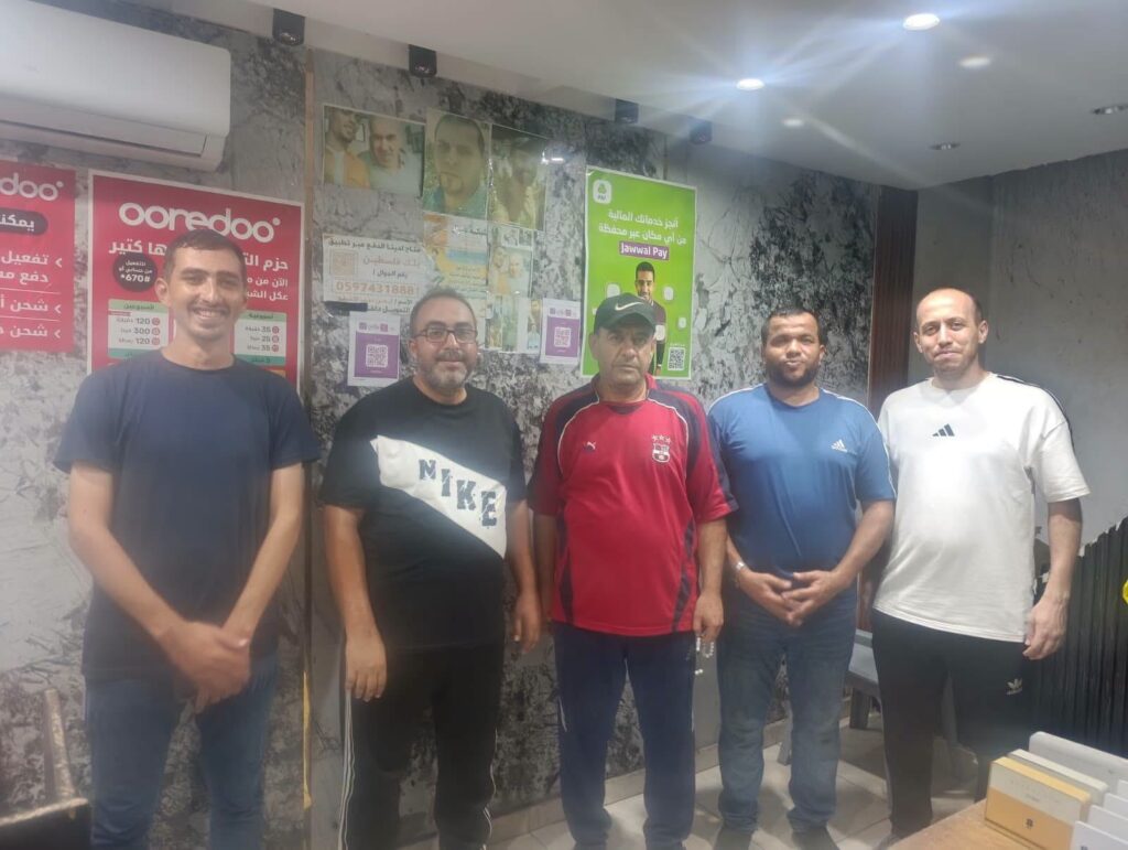 وفد “خارج الخطوط” يزور الكابتن رأفت المغاري للاطمئنان على صحته