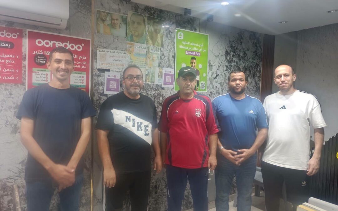 وفد “خارج الخطوط” يزور الكابتن رأفت المغاري للاطمئنان على صحته